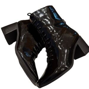 Journee Collection Covva lace-up